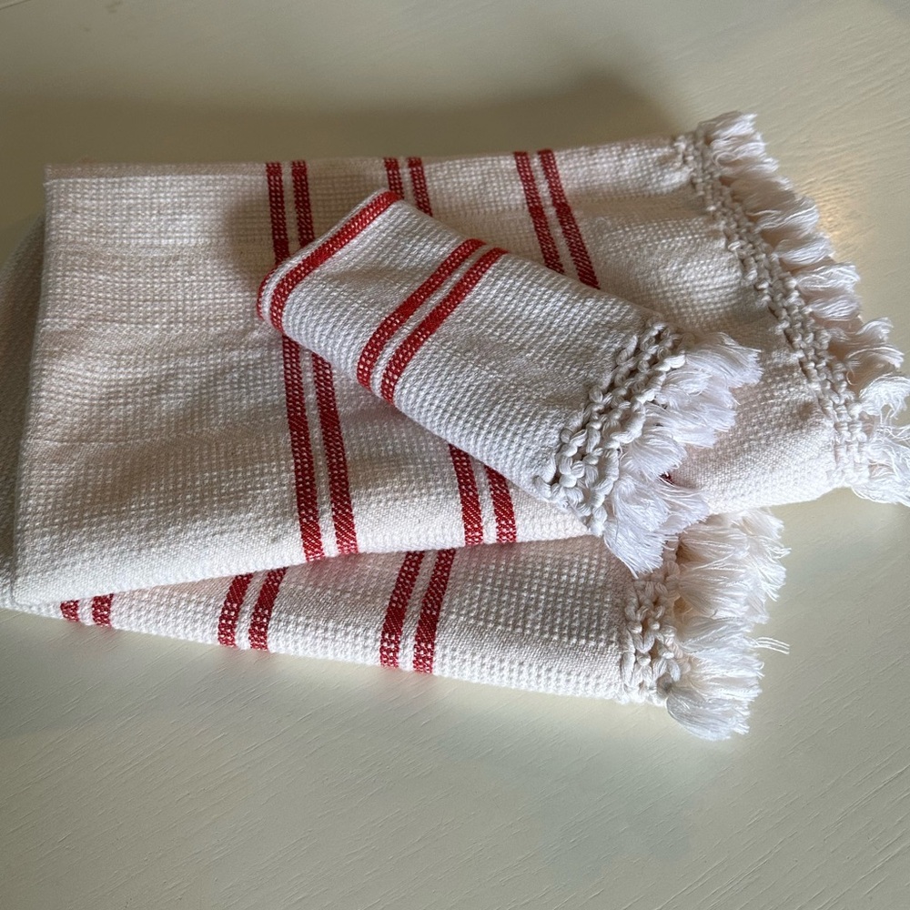 Tade 2 hand towels and 1 fingertip towel - Picture 1 of 12